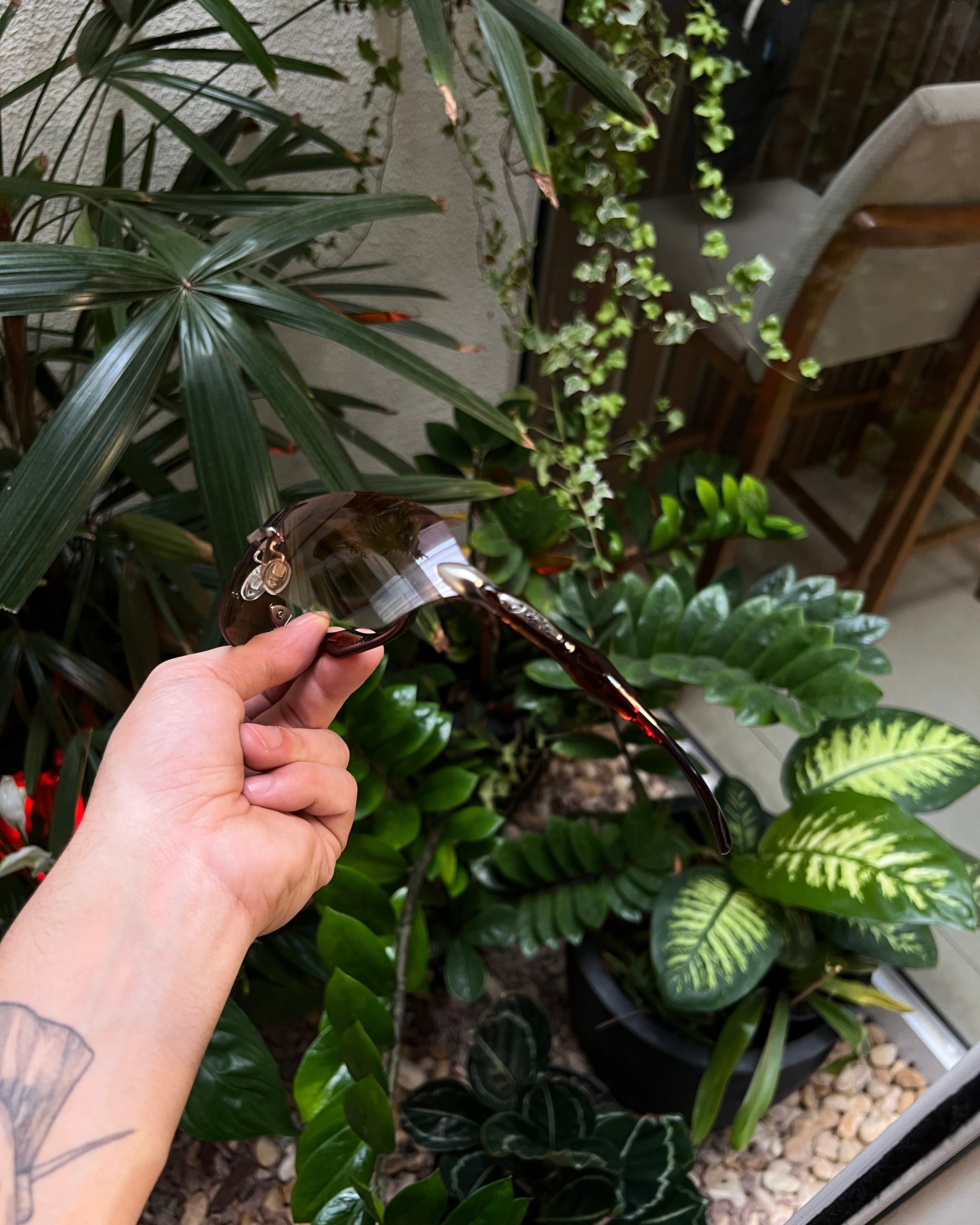 Oculos feminino de lado